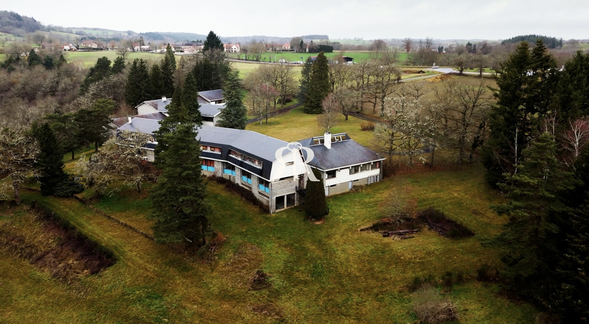 Commerce à vendre à Pontaumur, 2 600 m², 70 pièces – photo 2 sur 20